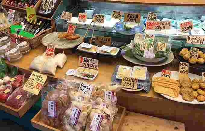 あらいや豆腐店の店内の商品陳列のコーナー