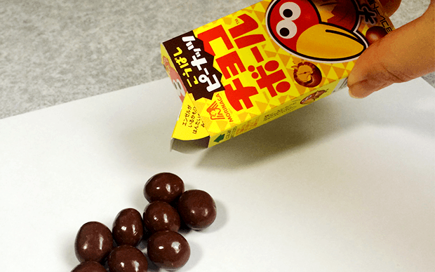 チョコボールを箱からだす様子