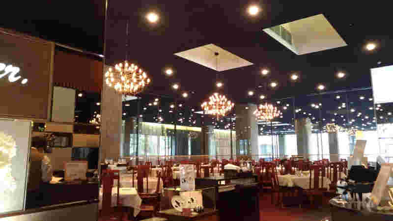 天井からシャンデリアが下がってる照明が綺麗なレストランの店内