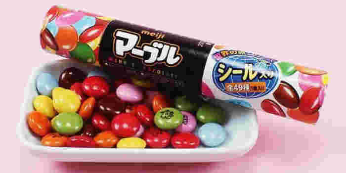 マーブルチョコのパッケージと皿に乗ったマーブルチョコ