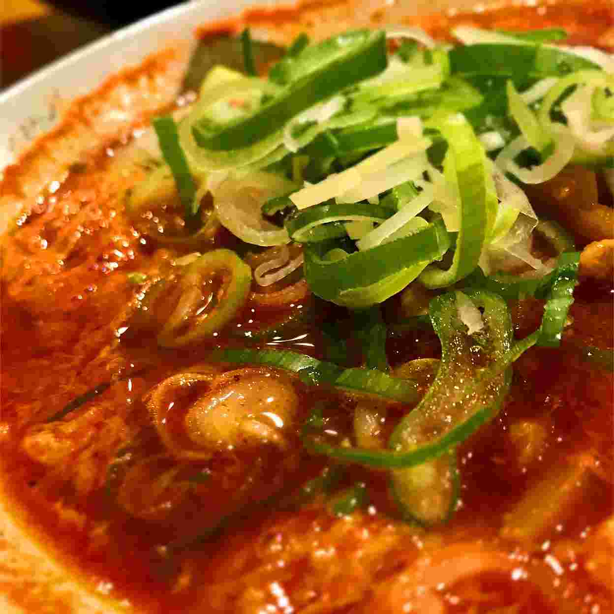 ねぎなどの具材が載ったラーメンのアップ