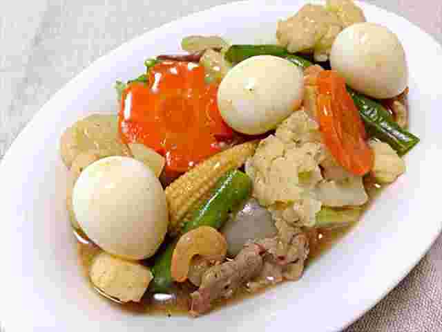 お皿に盛られた野菜がたっぷりのおかず