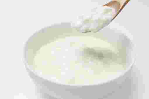 ヨーグルトをスプーンですくっている様子