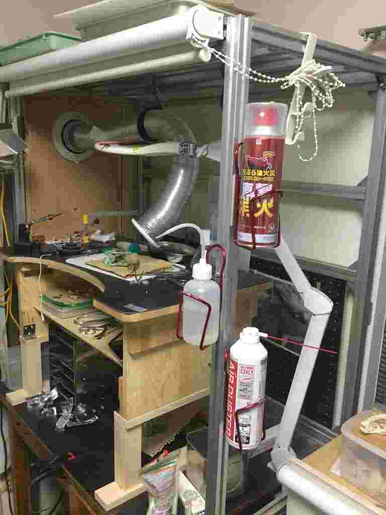 ドリンクホルダーを使用したスプレー置き