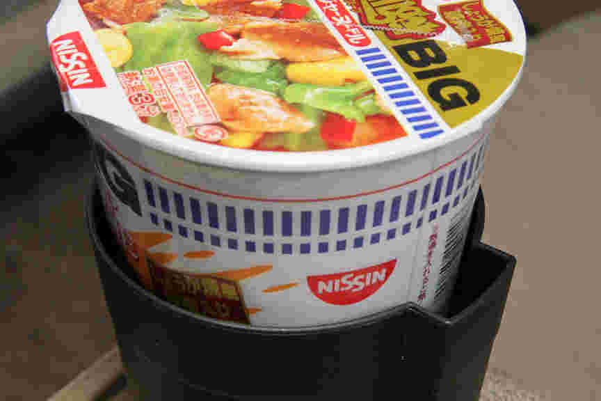 ドリンクホルダーにカップ麺を入れたイメージ