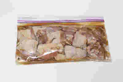 コストコのさくらどりむね肉に下味をつけて密閉袋に入れる