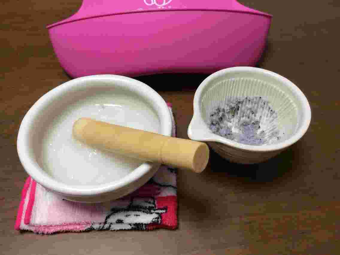 すり鉢で離乳食を作っている様子