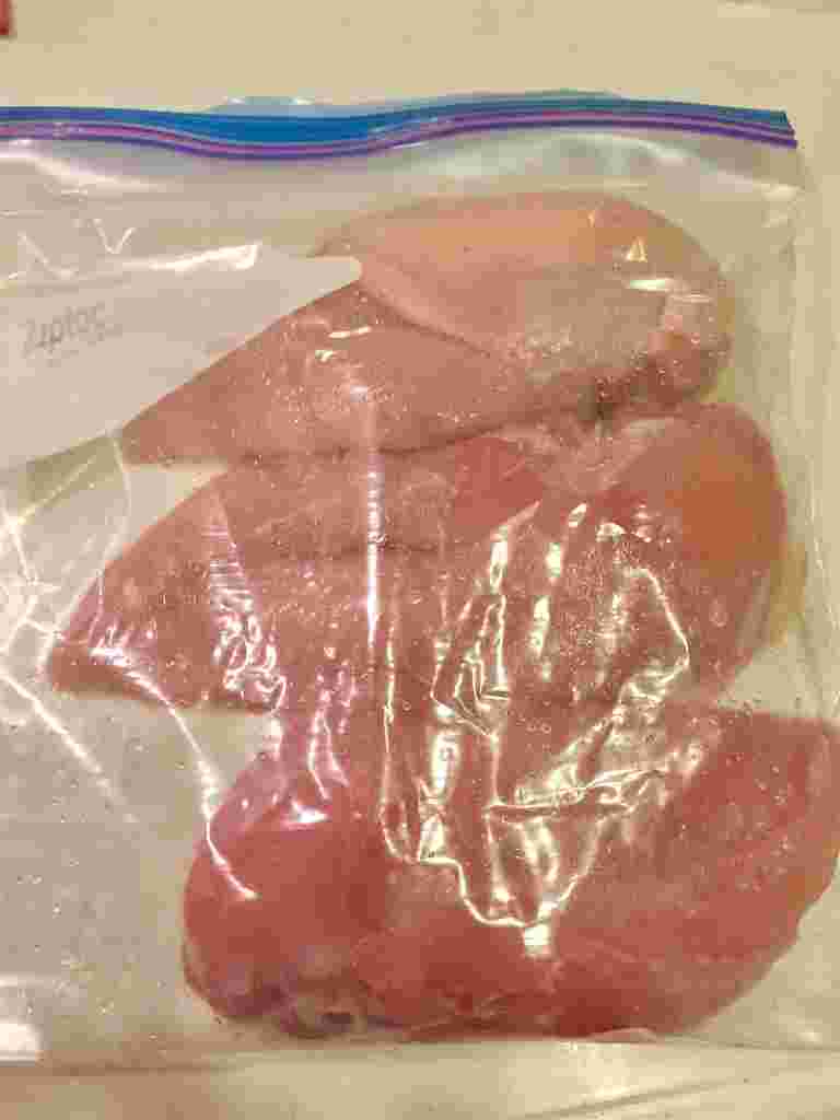 コストコのさくらどりむね肉3枚を保存袋に入れて冷凍したものを解凍したところ