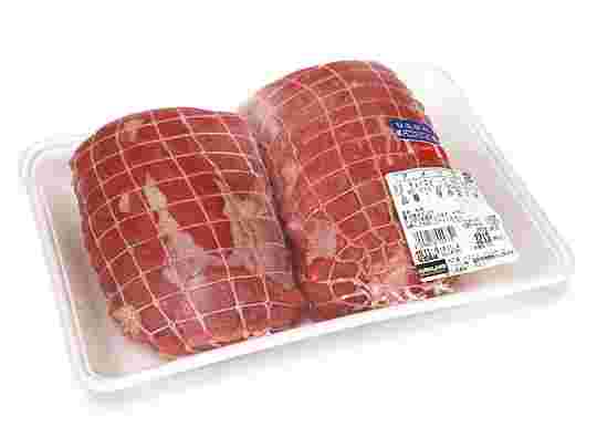 ローストビーフ用のネットに入った牛肉