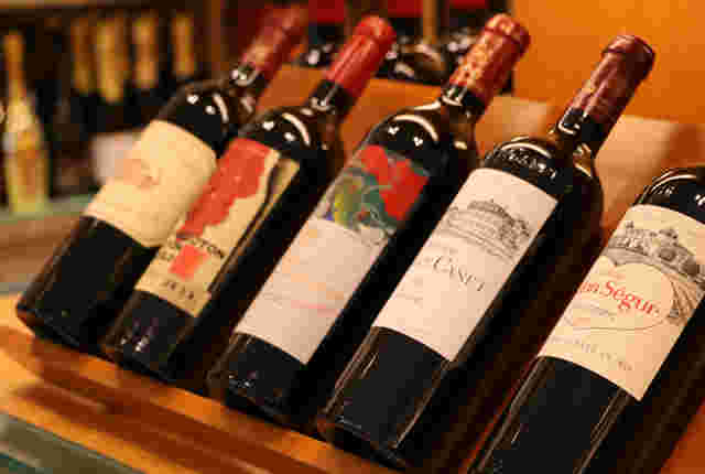 ワイン売り場に並ぶ5本のワイン