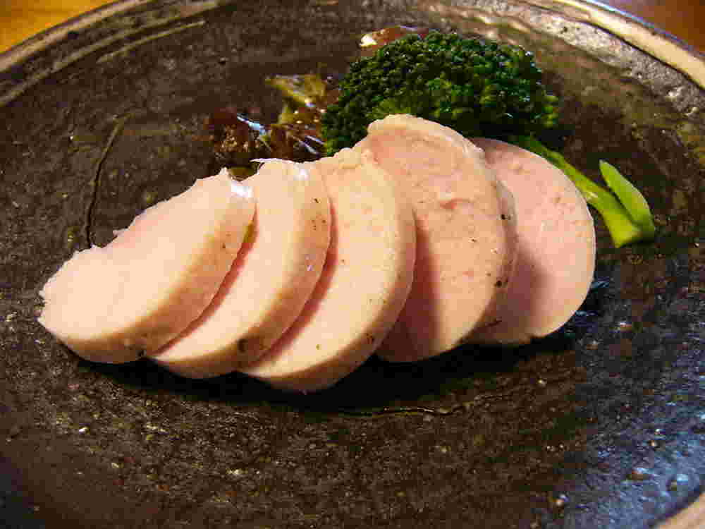 鶏ハムを皿に盛り付けた完成品