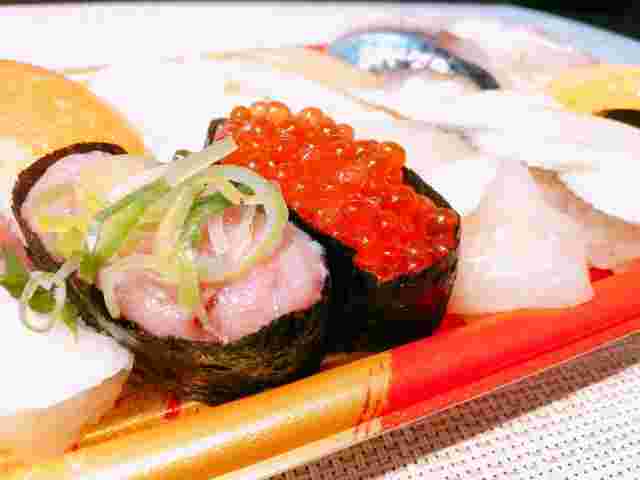 赤色の華やかな寿司折り