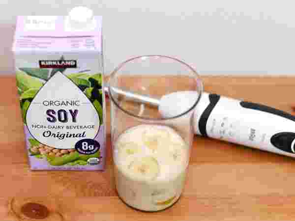 ブレンダーと豆乳のパック、コストコの豆乳とバナナを入れたコップ