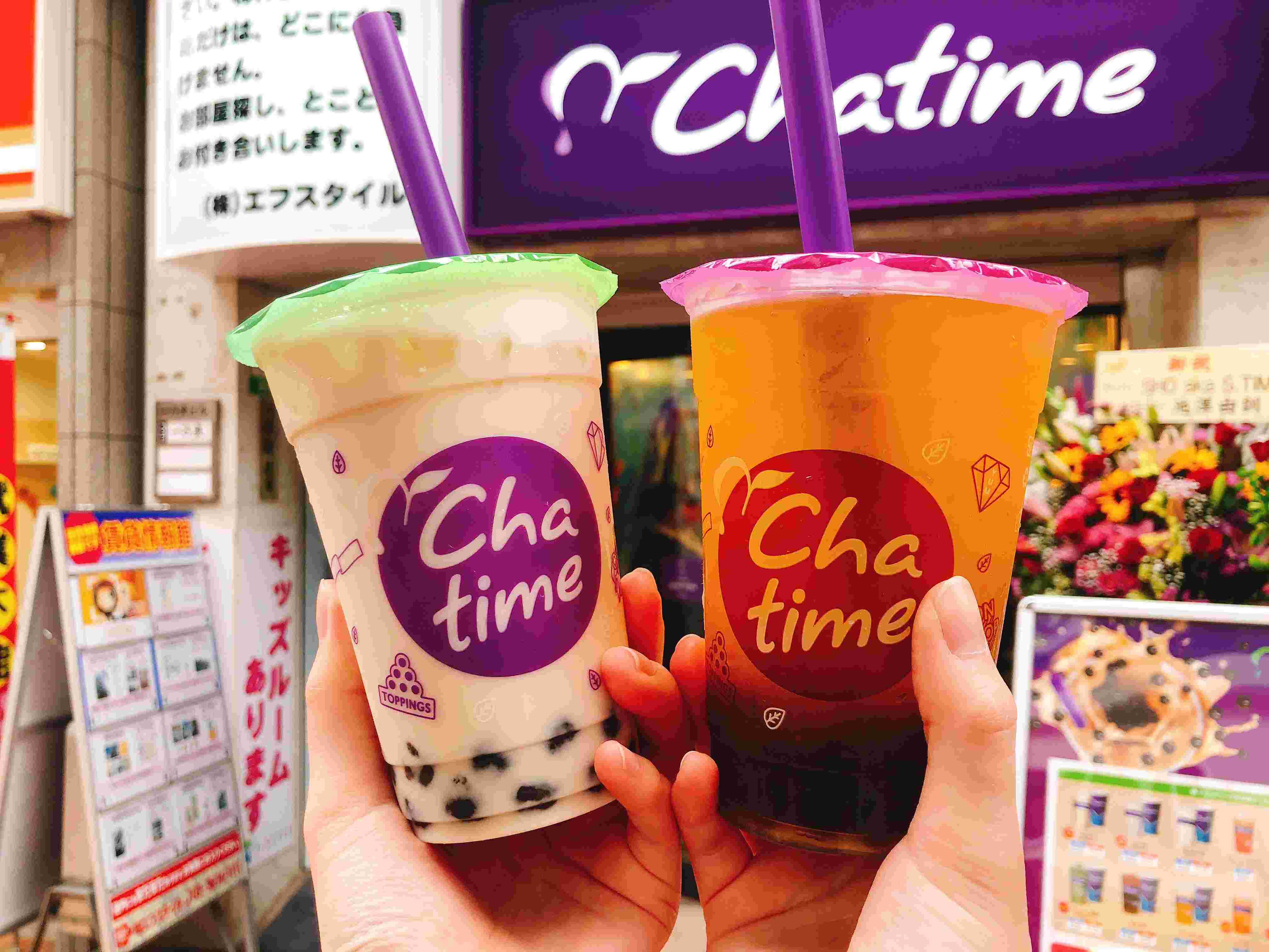 お店の入り口と2種類のタピオカドリンク