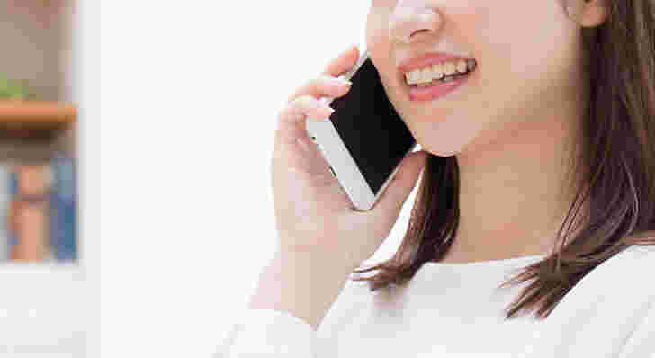 スマホで話をする女性