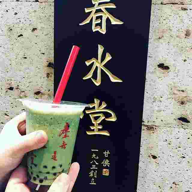 タピオカ豆乳抹茶と店の看板