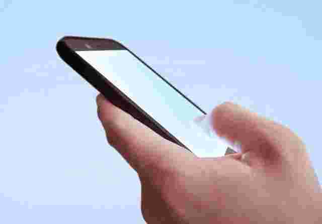 スマホを持っている左手