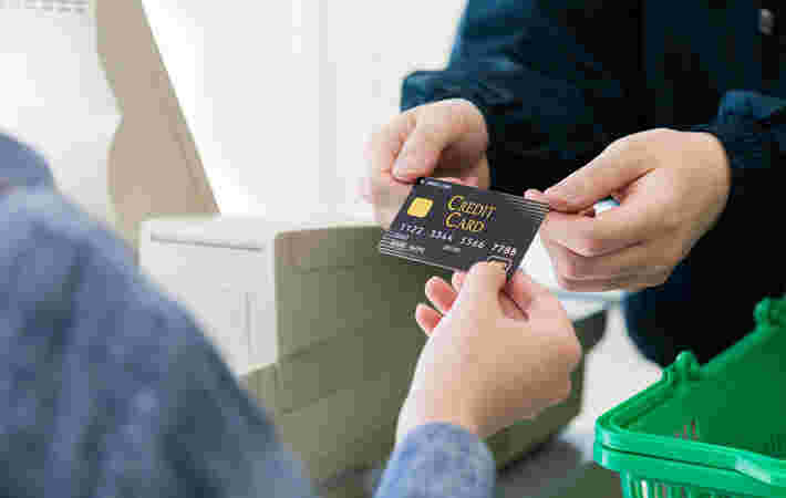 クレジットカードで支払いをする人