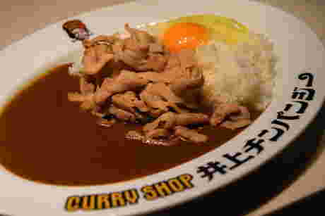 生姜焼きと生卵をトッピングしたカレー
