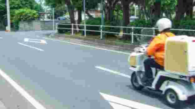 出前バイクが走っている画像