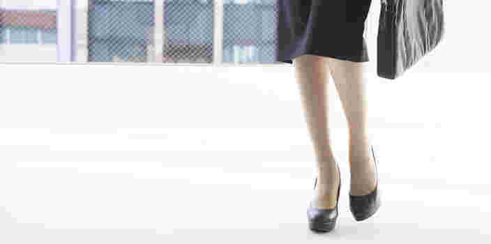 スーツ姿の女性の足元