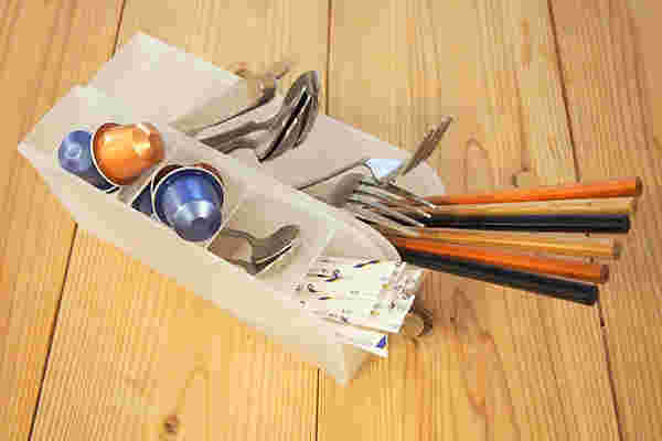 キッチン用品を収納したタワーペンスタンド