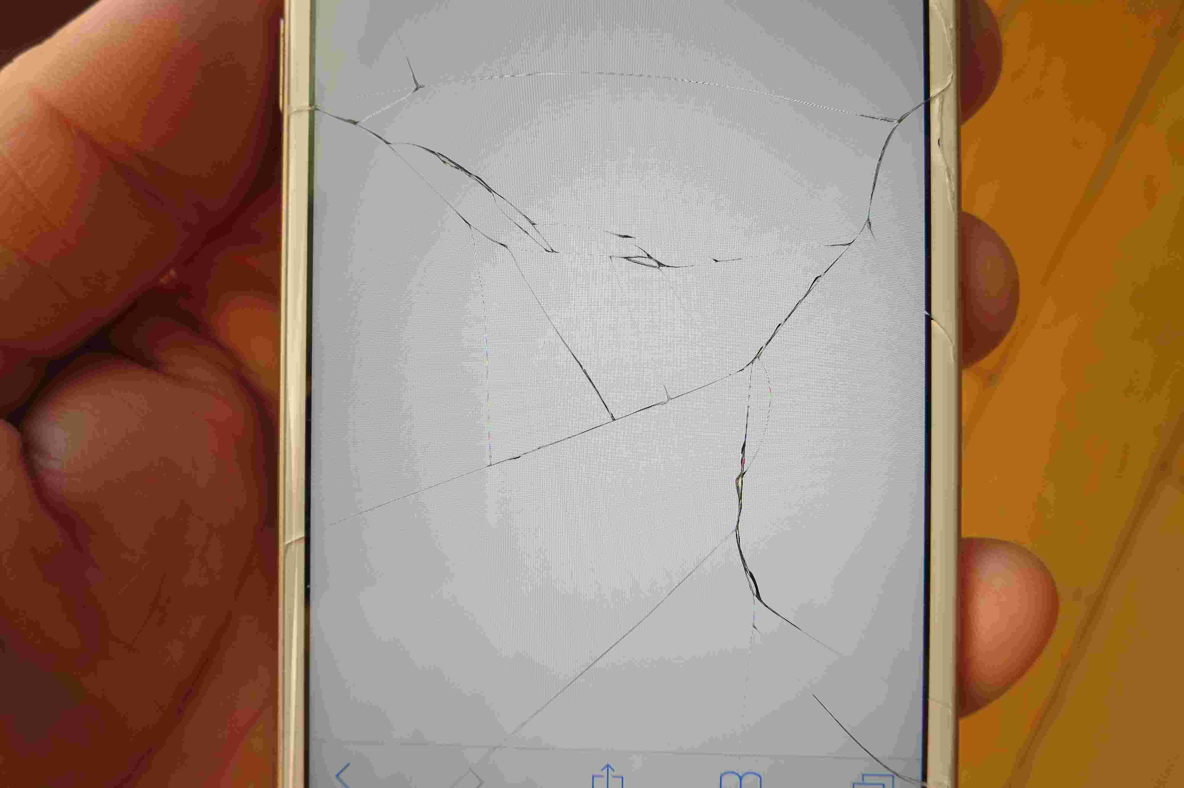 割れたスマホ画面