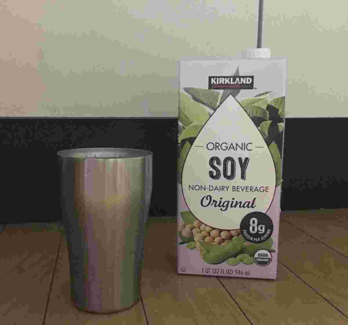 シルバーのグラスに注がれた豆乳とパッケージ