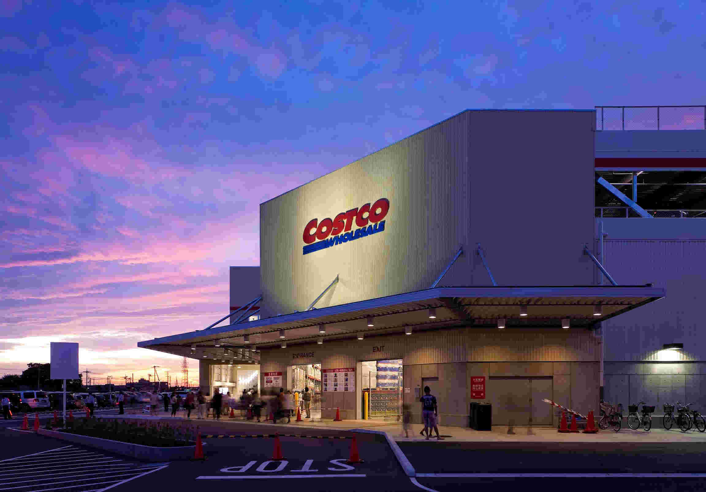 コストコの店舗外観。夕方でライトアップされている。