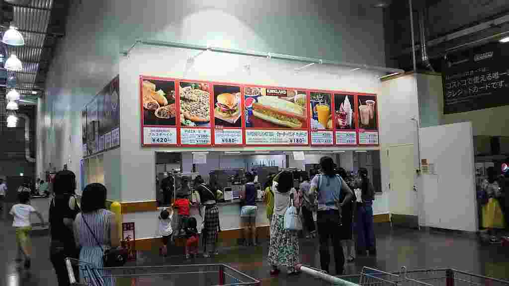 コストコ店舗内のフードコートの様子。