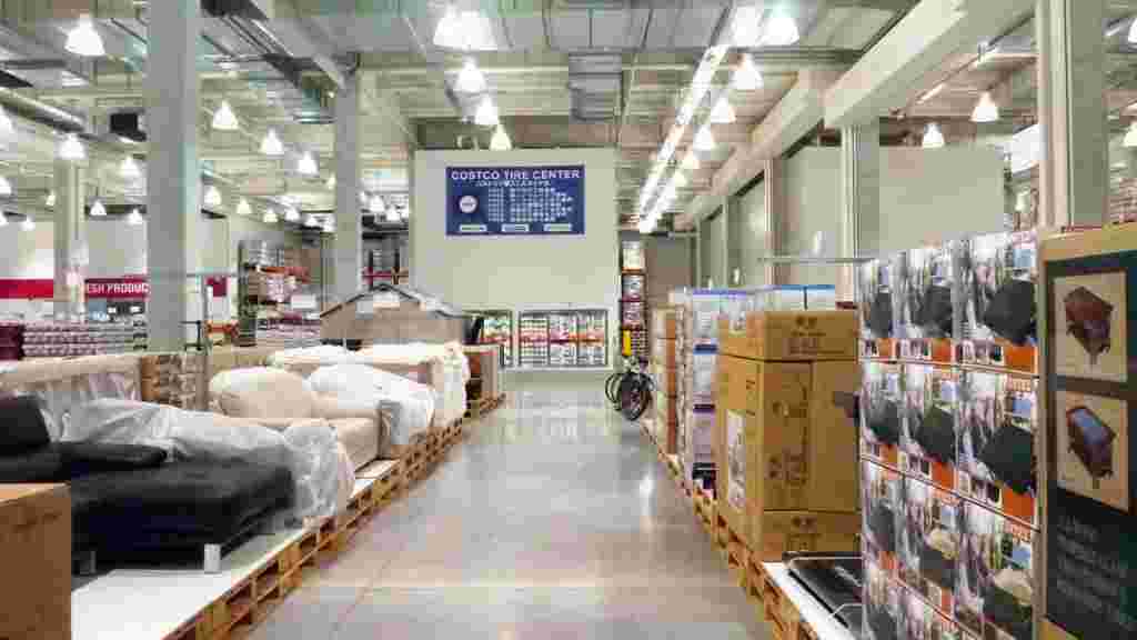 コストコ店舗内の寝具売り場の様子。ベッドが並んでいる。