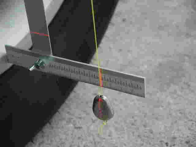 水平器で水平状況を測定している様子