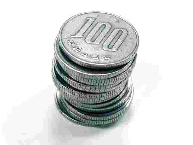 積み上げられた100円玉