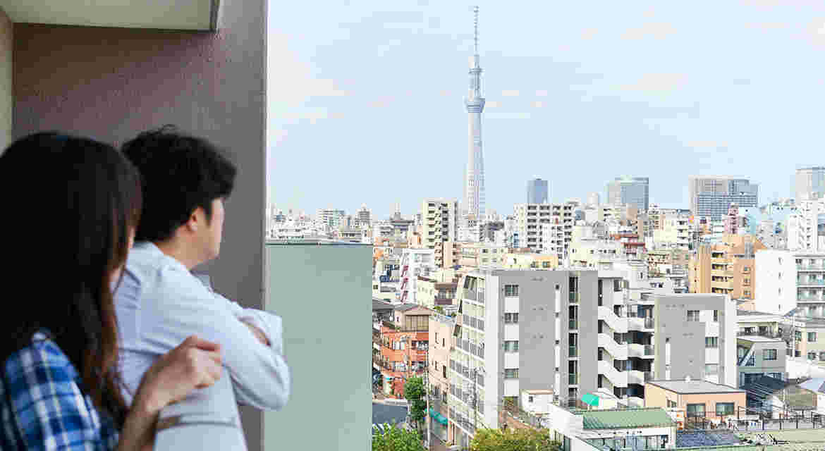 ベランダから景色を眺める人