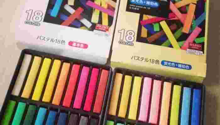蛍光色と補助色のチョークが綺麗に2つ並んでいる様子