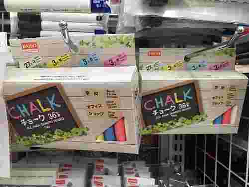 36色入りのチョークが店頭に陳列されている様子