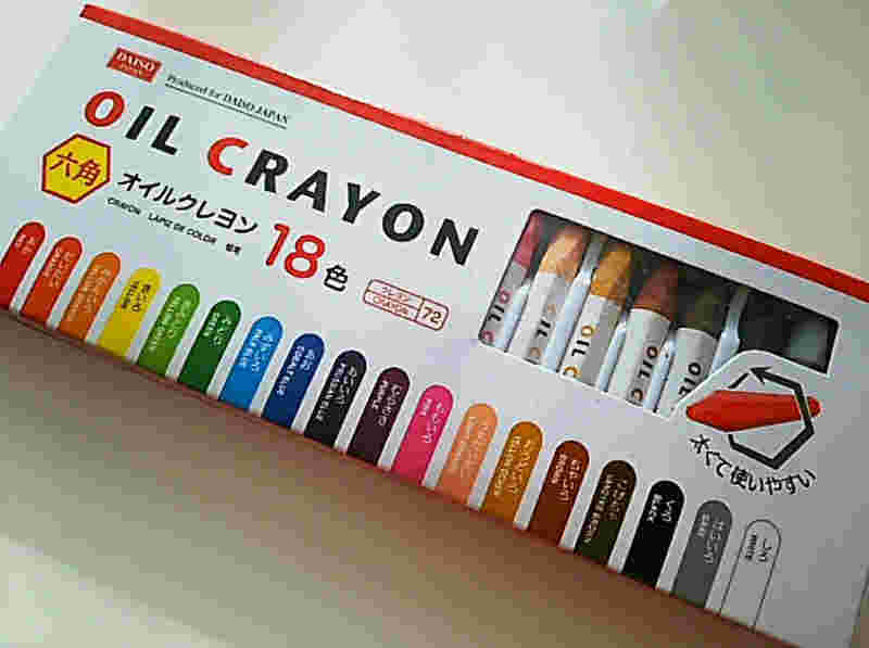 18色のオイルクレヨンが白い入れ物に入っている様子