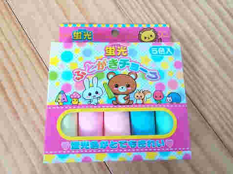 クマとウサギなど可愛いイラストがプリントされた入れ物に入ったチョーク