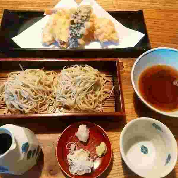 細切りの香り高いそばとおいしい天ぷらの天せいろそば