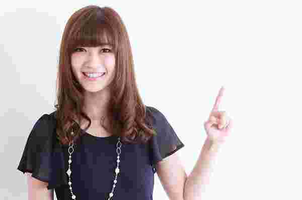 人差し指を指して笑っている女性の様子