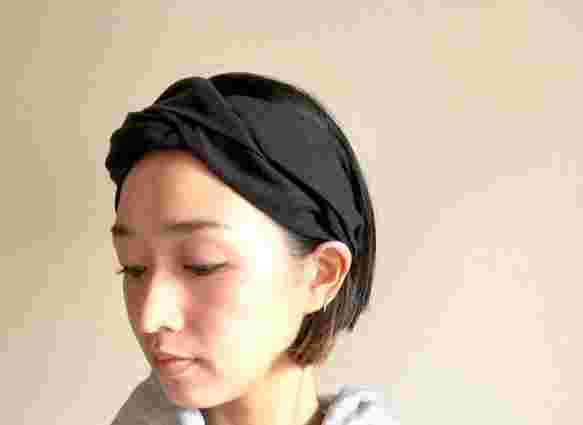 ヘアバンドをした女性