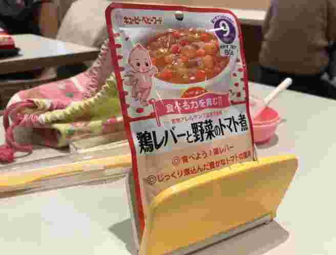 レトルト離乳食をホルダーにセットした様子