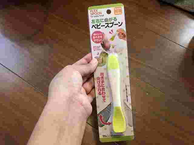 左手でベビースプーンを持つ様子