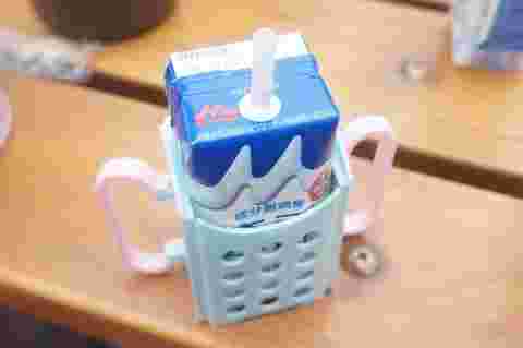 牛乳を入れた紙パックケース