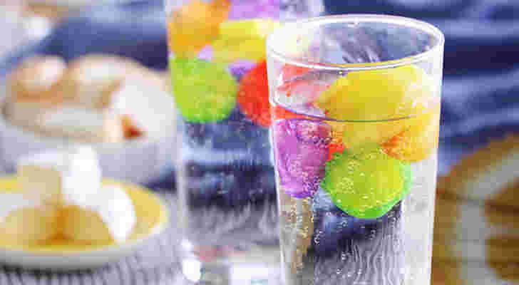 カラフルなアイスキューブの入ったグラスと飲み物