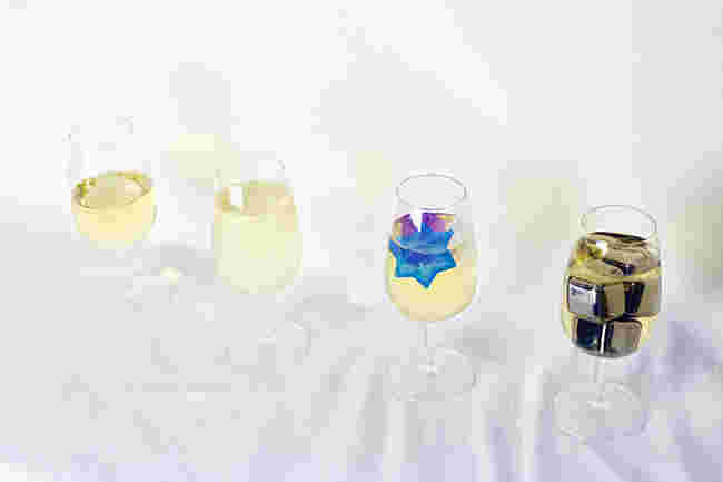 お酒に入ったアイスキューブ