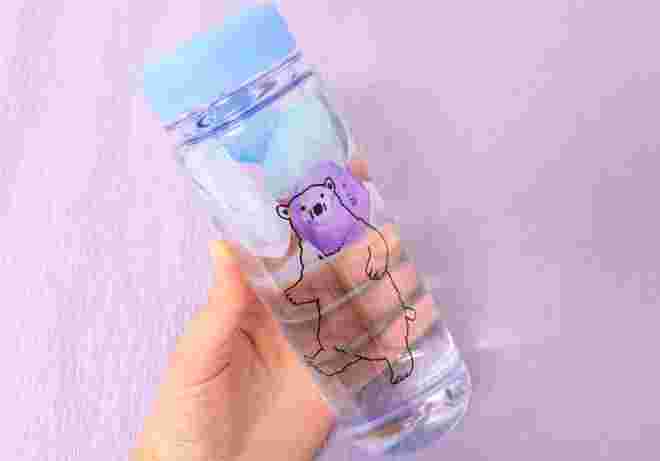 ドリンクボトルに入ったアイスキューブと水