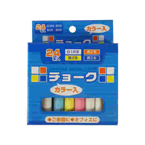 四角い青い箱の隙間から白、青、黄色、ピンクのチョークが少し見えている