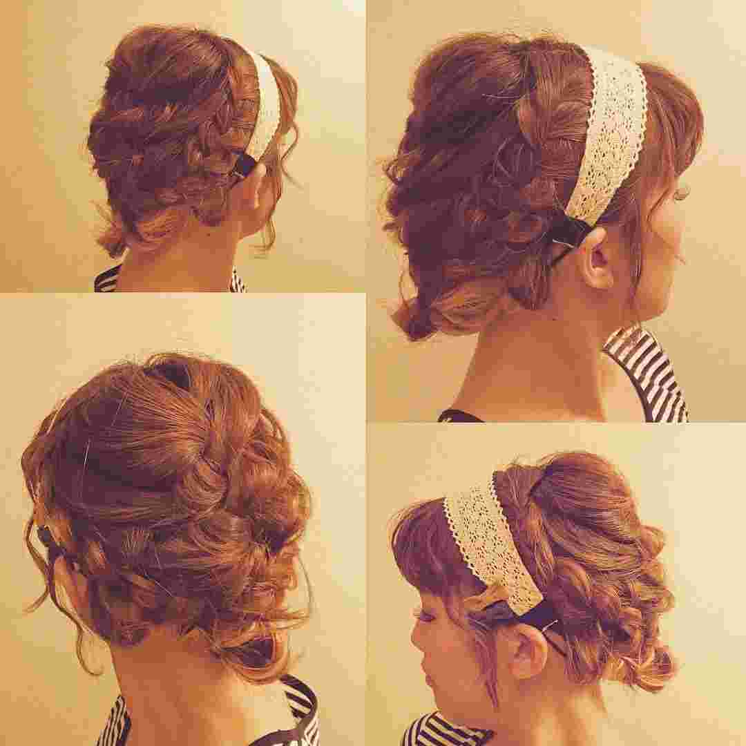 レースのヘアバンドを付けたヘアアレンジ