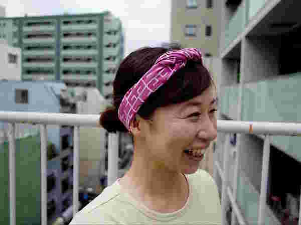 手ぬぐいのヘアバンドをした女性